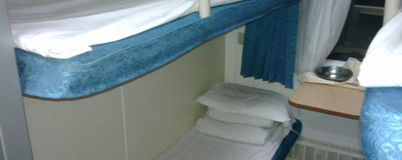 火车硬卧中铺鞋子放哪里(火车硬卧中铺鞋子放哪)