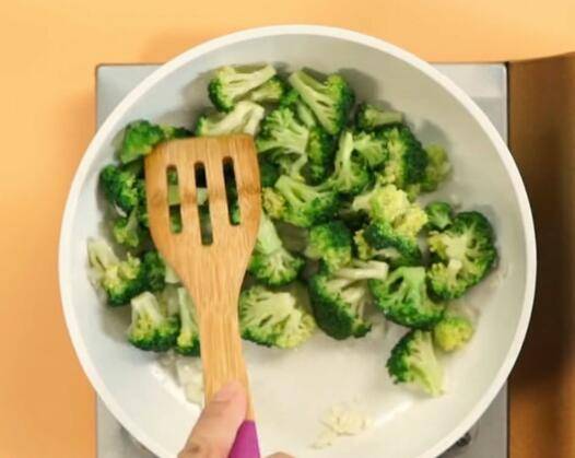 素炒西兰花如何炒才好吃(素炒西兰花怎么洗)