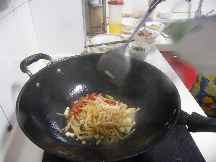 猪小肠怎么炒脆(猪小肠怎么炒又脆又好吃)