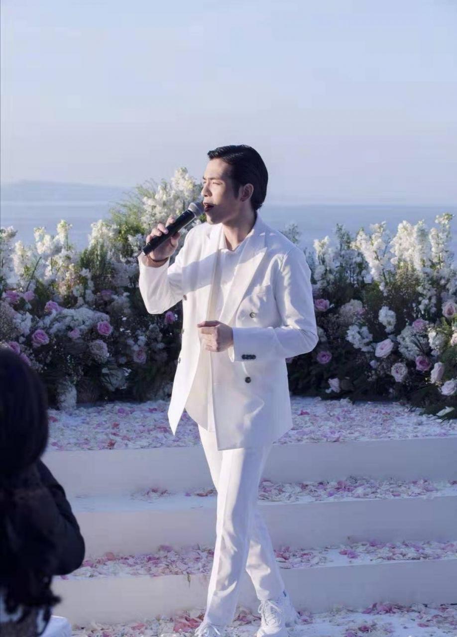 配上Bea Hayden婚礼的唯美现场照,郭爸爸一脸严肃,双方公婆表情各异。