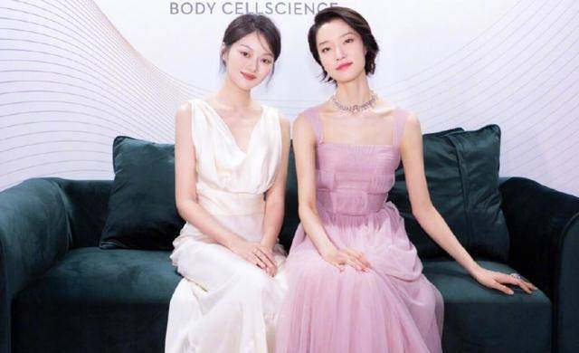 热依扎恢复机场照(热依扎晒全家福感谢粉丝)