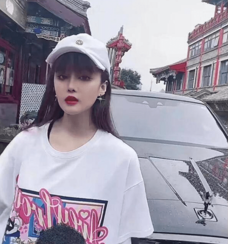 赵本山女儿直播自己存款,银行卡余额9位数,名下两辆劳斯莱斯。