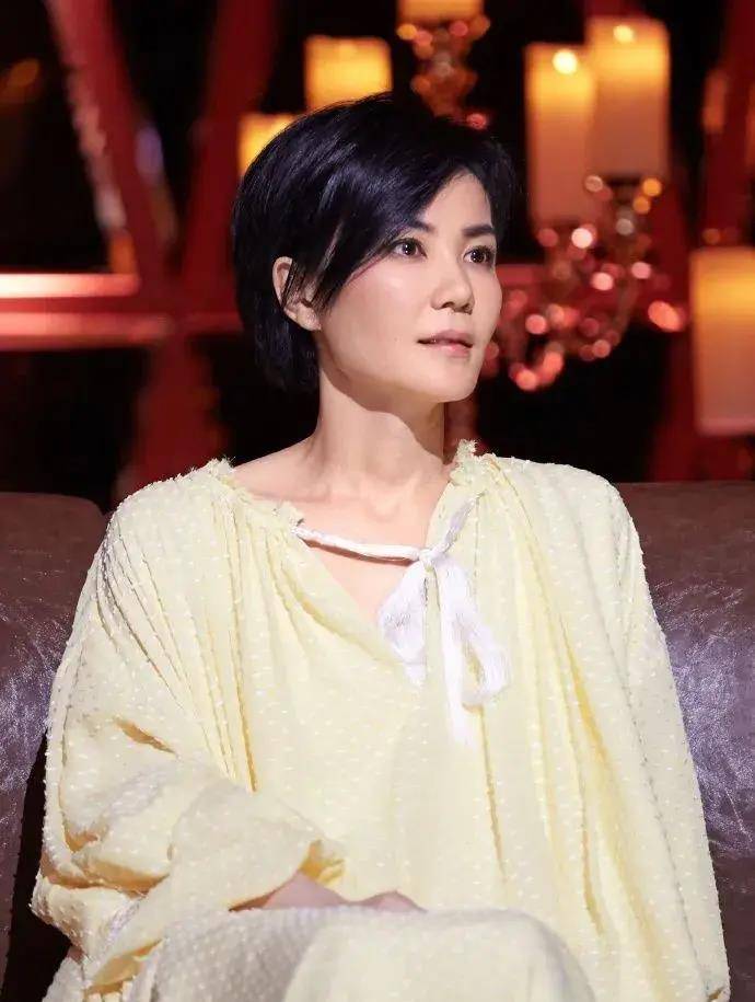 身家20亿的王菲,喜欢喝酒抽烟打麻将。她的性格和李注定要分手。