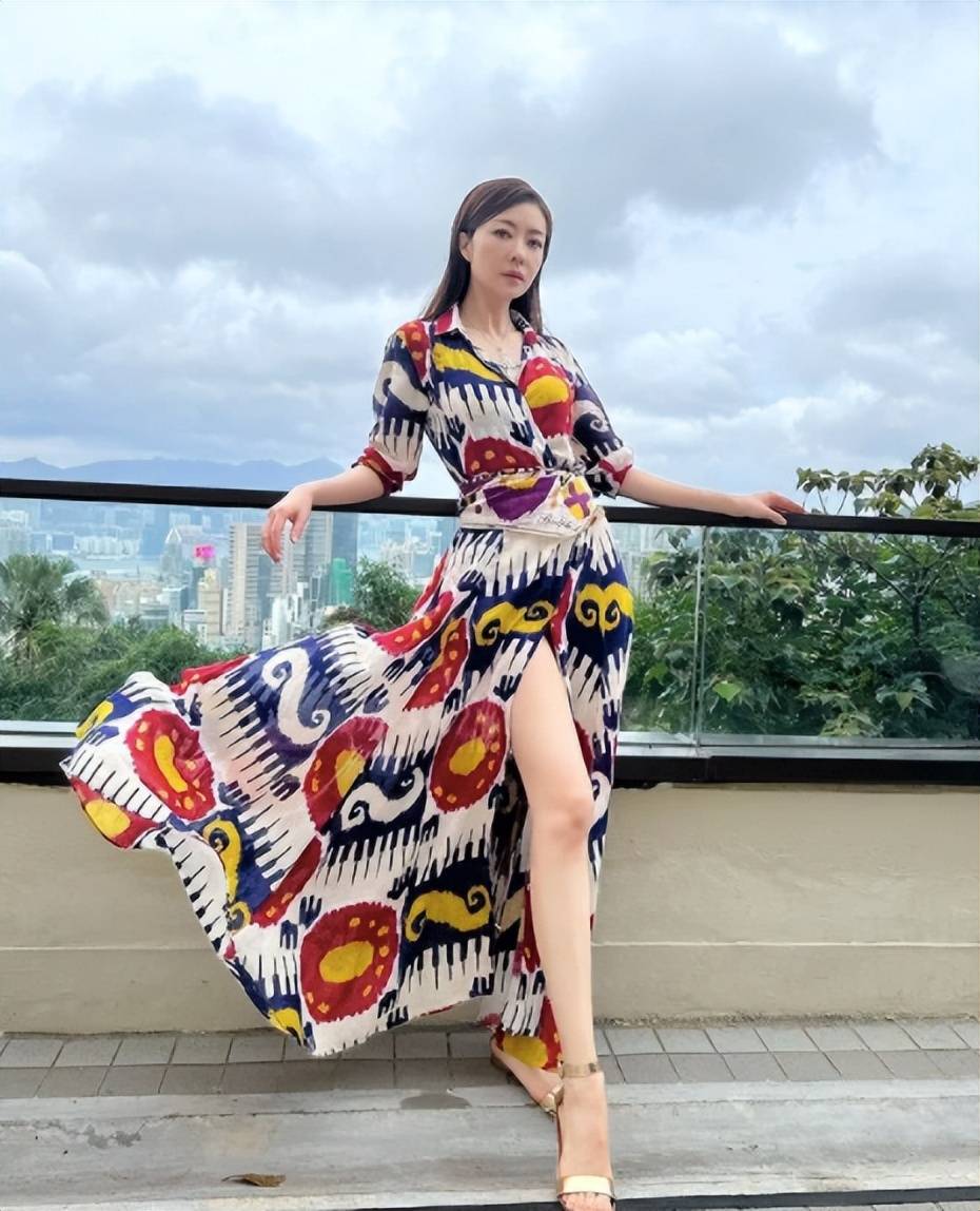 41岁的熊黛林近期写真曝光,低胸长裙衬出完美身材,脸部法令纹暴露年龄。