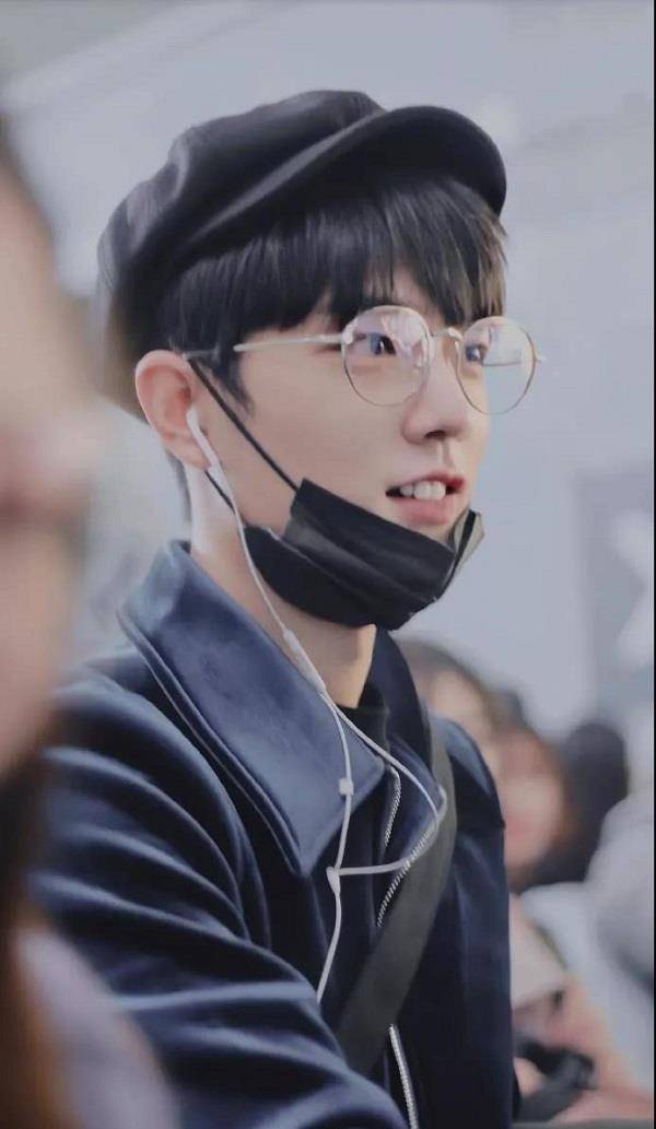 肖恩笑自己戴眼镜“丑”。粉丝们看到他大学的毕业照后,都闭嘴了。