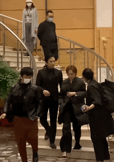 邓超是不是忘了自己是大明星了?你觉得他在孙俪面前像个保姆吗?