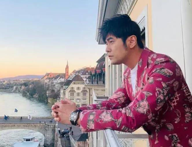 周:六年后,他回来了,又创造了一个奇迹。他娶了一个年轻的模特昆凌,她在四年内失去了生命。