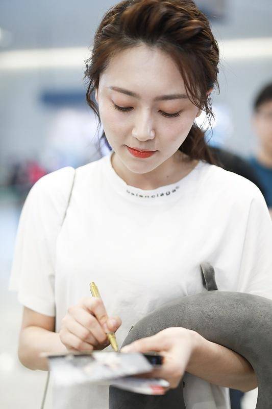 迪丽热巴是杨幂的艺人(杨幂公司的四个女艺人)