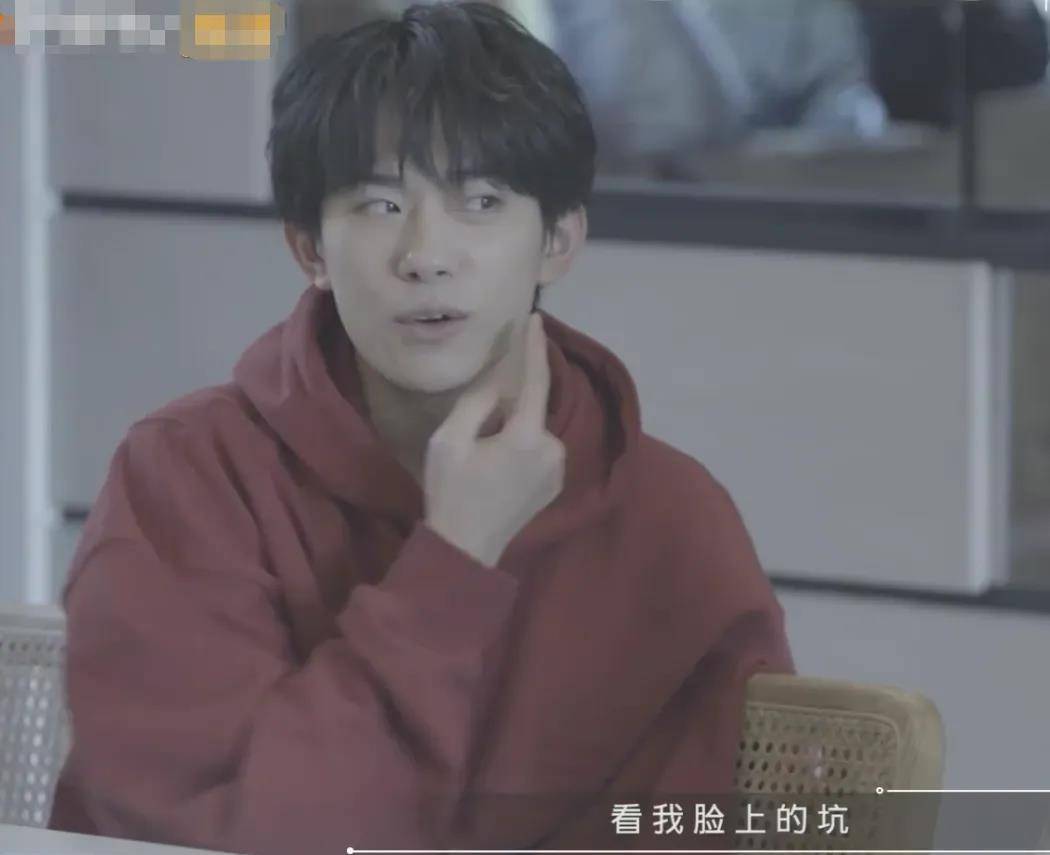 易烊千玺长痘痘吗(易烊千玺脸上的痘印怎么来的)