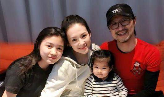 50岁的汪峰用全家福庆祝生日。大女儿苹果很少露面,颜值不输章子怡。