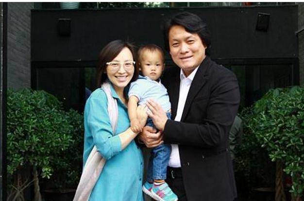 20岁成名与丈夫裸婚被抛弃(19岁一举成名拍戏途中和丈夫裸婚)