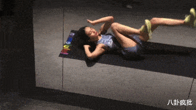 黄磊用心良苦！黄多多秀英文联健身，过度营销被吐槽！