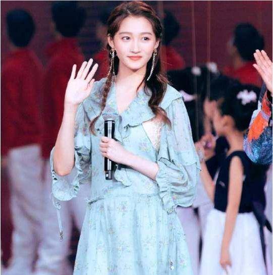 含着金钥匙出生的她,对待感情也不含糊,男人都想把她娶回家(她从小含着金钥匙出生)