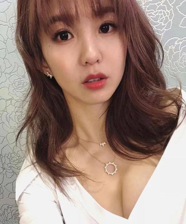 29岁的台湾宅男女神郭书瑶与交往六年的男友分手后,曾表示蔡康永是她的贵人。