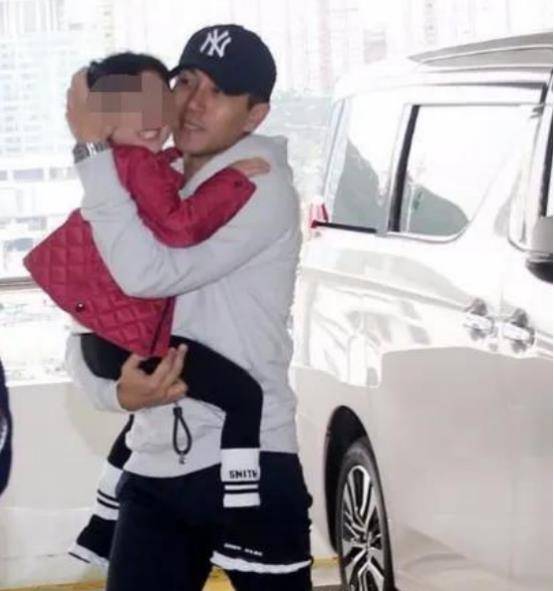 为了陪女儿推掉工作，刘恺威紧紧抱住父亲，杨幂却很少陪女儿。