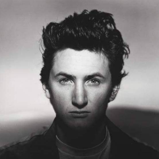 父女之爱，修成正果！这位60岁的奥斯卡奖得主娶了一个比她女儿还小的31岁的妻子。