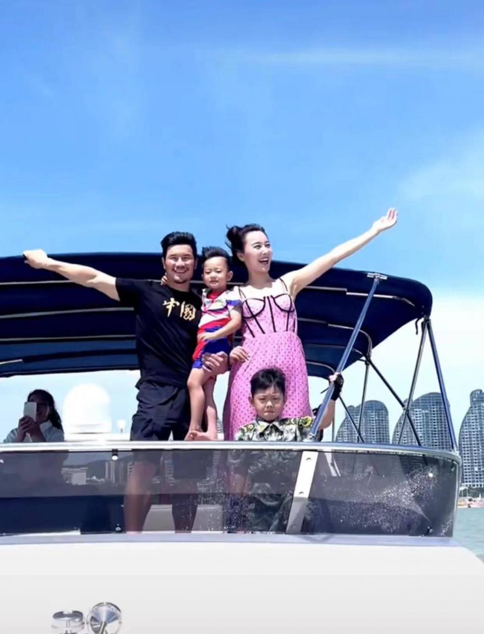 嘎子带着一家四口乘游艇出海。他的妻子又热又白，他的两个儿子看起来像他们的父亲。