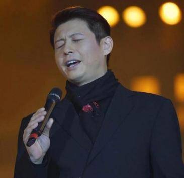 和董卿在一起6年,和倪萍是舞台搭档。56岁的程倩现在已经是冻男神了。