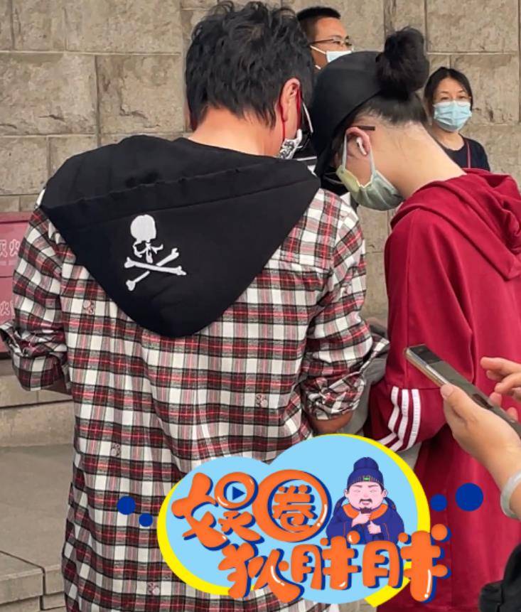 孙带着女儿去看戏了。22岁那年,她买了宝药。宝瑶的外貌变化很大,她很苗条,有皮肤。