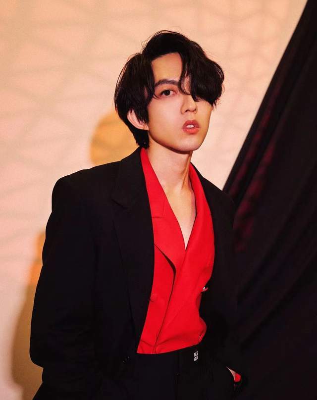 35岁的林宥嘉拍照帅气，下巴尖得像锋利的匕首。粉丝担心她太瘦不健康。