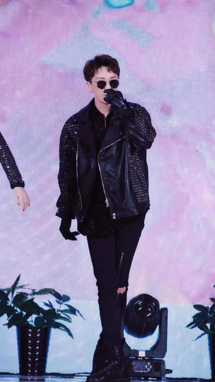 章雷的仪式致力于歌唱和翻译，歌手和演员也可以成为很好的主持人。