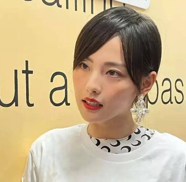 珍妮被拍到扫楼,raw图片的价值被热议。看来电视剧确实有滤镜。