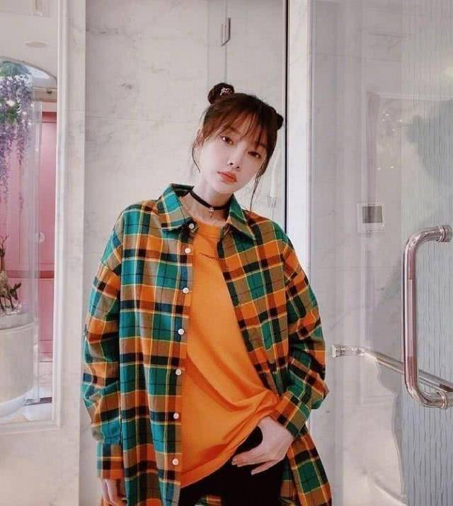 在整理了网友李小璐和杨幂的共同点后,他们说他们有了新的爱情,他们的穿衣风格发生了很大的变化。