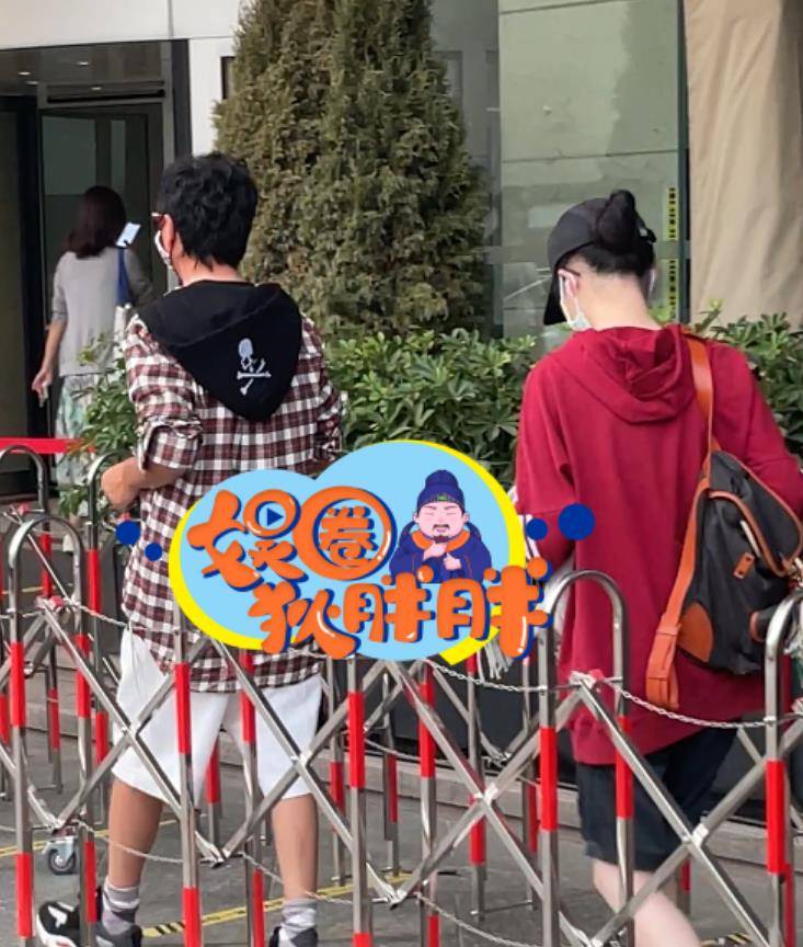 孙带着女儿去看戏了。22岁那年,她买了宝药。宝瑶的外貌变化很大,她很苗条,有皮肤。