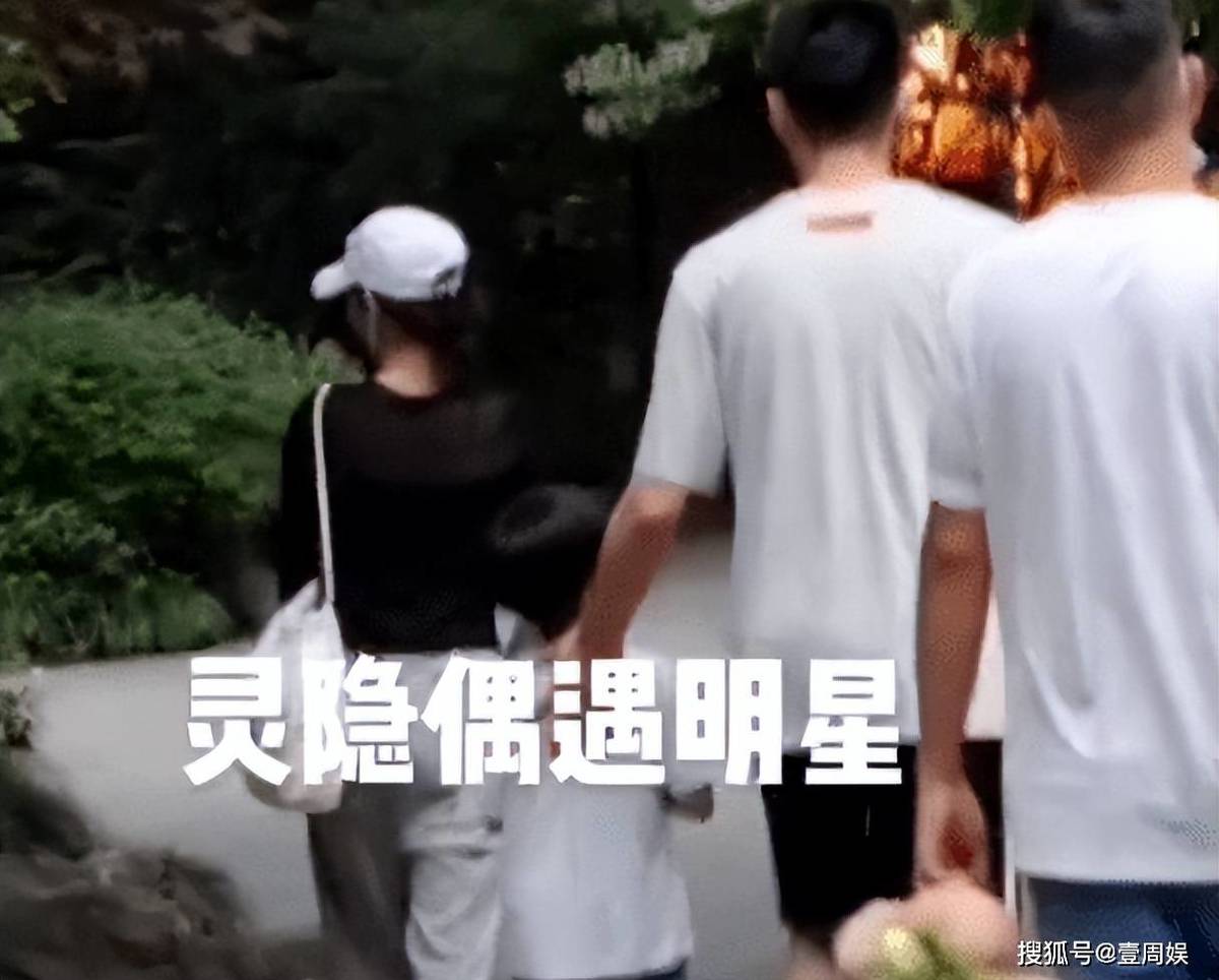 珍妮的老公在现场卖货,被面包噎着,皱着眉头,工作人员无动于衷。