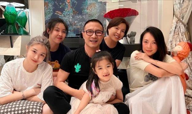 50岁的汪峰用全家福庆祝生日。大女儿苹果很少露面,颜值不输章子怡。