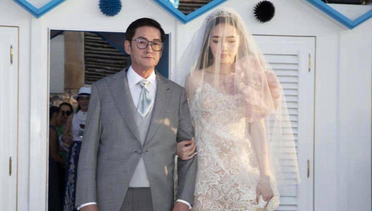 配上Bea Hayden婚礼的唯美现场照,郭爸爸一脸严肃,双方公婆表情各异。