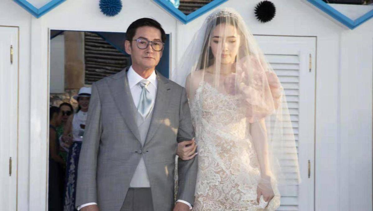配上Bea  Hayden婚礼的唯美现场照,郭爸爸一脸严肃,双方公婆表情各异。