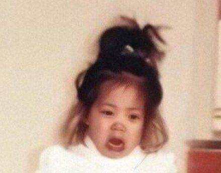 欧阳娜娜演出肩带脱(欧阳娜娜小时候走秀哭)