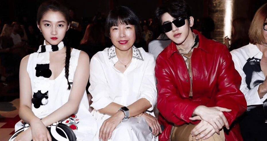 关晓彤看节目的样子很土很强势!而是被赞为漫画家!和坤合影比他强。