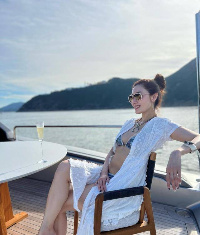 她是港姐冠军,曾经让香港富得昏昏欲睡,52岁的泳装身材依然傲人。