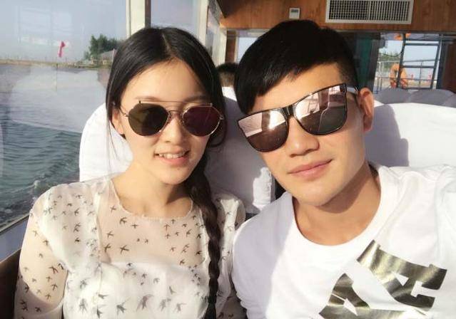 嘎子哥自曝：火灾发生后，他沉默了。后来没人找他拍戏，他和老婆是初恋！