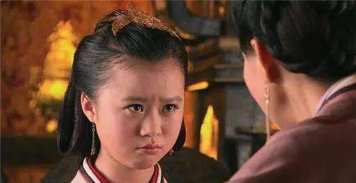 6岁时,她出道,认林心如为养母,并受到郑铮的称赞。现在22岁的她就是这样。