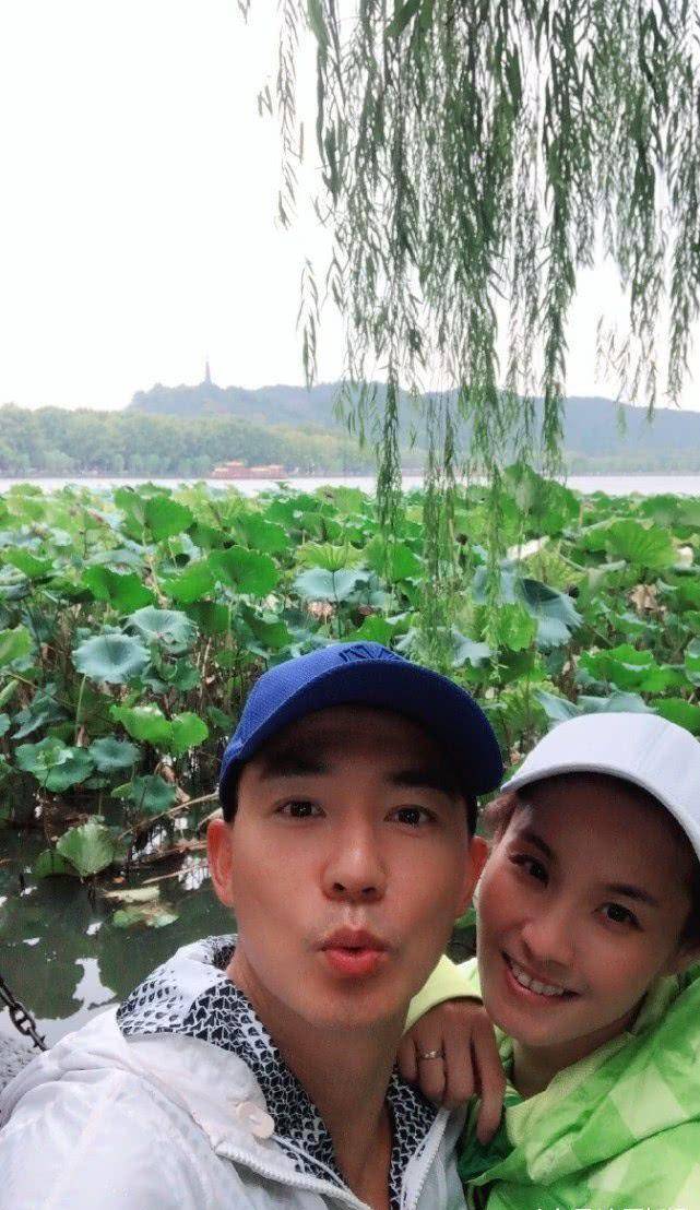 刘畊宏晒出夫妻的运动照,紧握王婉霏的手示爱,夫妻俩心照不宣的卖起了可爱的甜蛋糕。