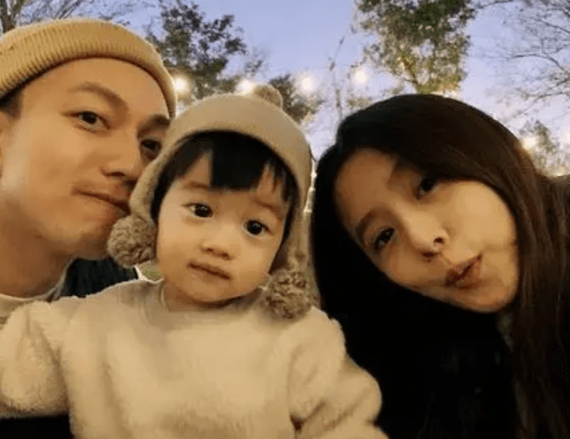 35岁的林宥嘉拍照帅气，下巴尖得像锋利的匕首。粉丝担心她太瘦不健康。