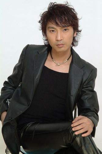 他靠一首歌走红，被搭档毁容，现在身价上亿。