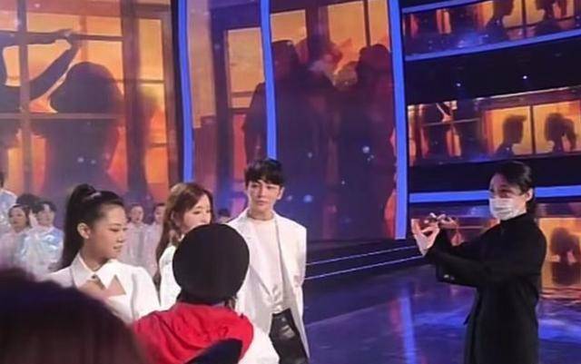 主持人周涛素颜曝光在电视上,细嫩的皮肤和疲惫的眼神,戴着口罩吃着薯片,超级可爱。