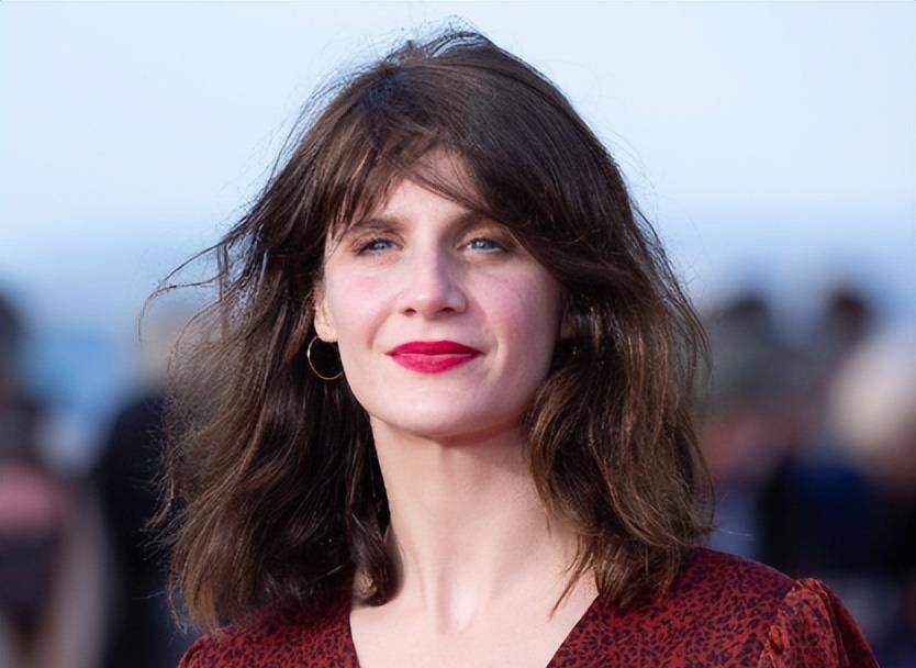 著名女演员希拉被她的前男友强奸了！面部淤青、肿胀、出血都很痛苦。