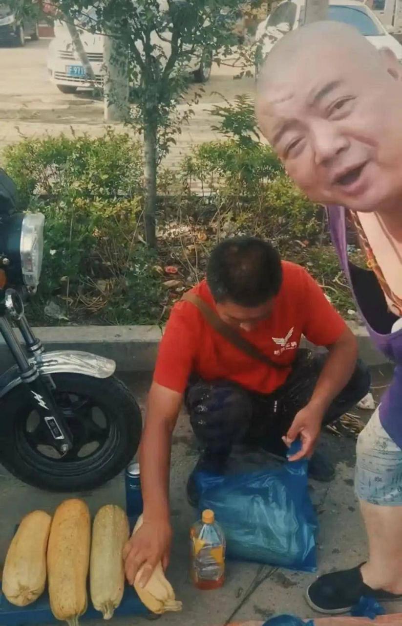 49岁玩骨头摆摊卖菜,穿背心布鞋打扮朴素,之前做过扫大街的环卫工人。