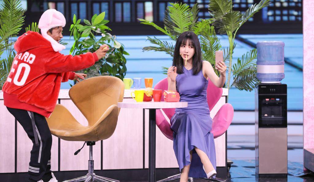 阿达真的很特别。淡紫色时装“镶嵌”珍珠,优雅又有个性。