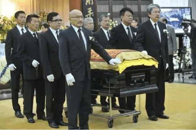 名人的葬礼(死后30万人为她送葬)