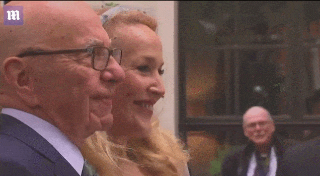 跟邓文迪“抢”一个男人，59岁嫁了个亿万富翁，现在离婚了，还没有天价分手费？