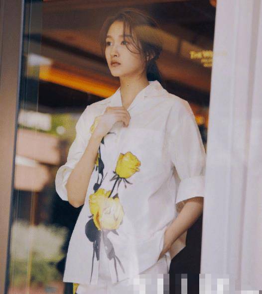 关晓彤鹿晗情侣照片(关晓彤鹿晗同时晒照)