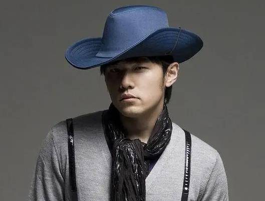 周:六年后,他回来了,又创造了一个奇迹。他娶了一个年轻的模特昆凌,她在四年内失去了生命。