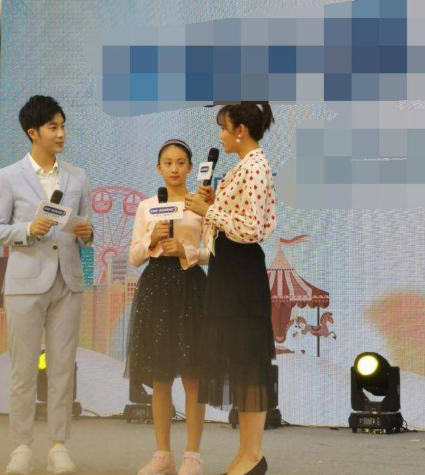 在女神发育之初,田亮11岁的女儿已经长到了她母亲的鼻子。这张脸太清纯了。