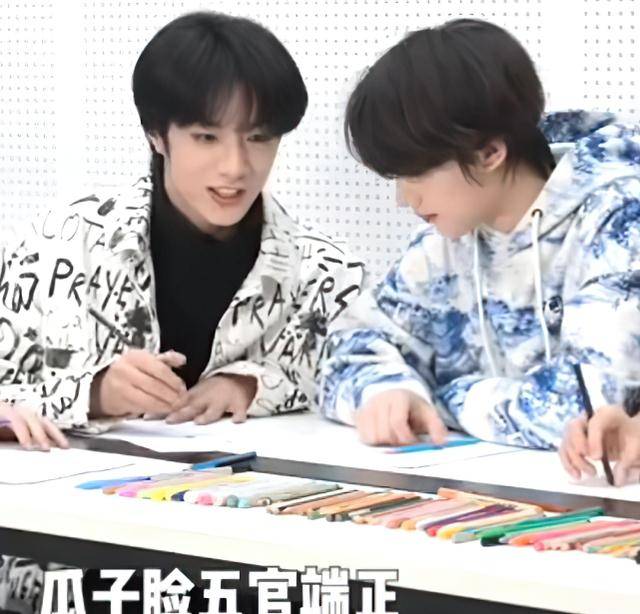 刘耀文宋亚轩情侣装(刘耀文宋亚轩女装照)